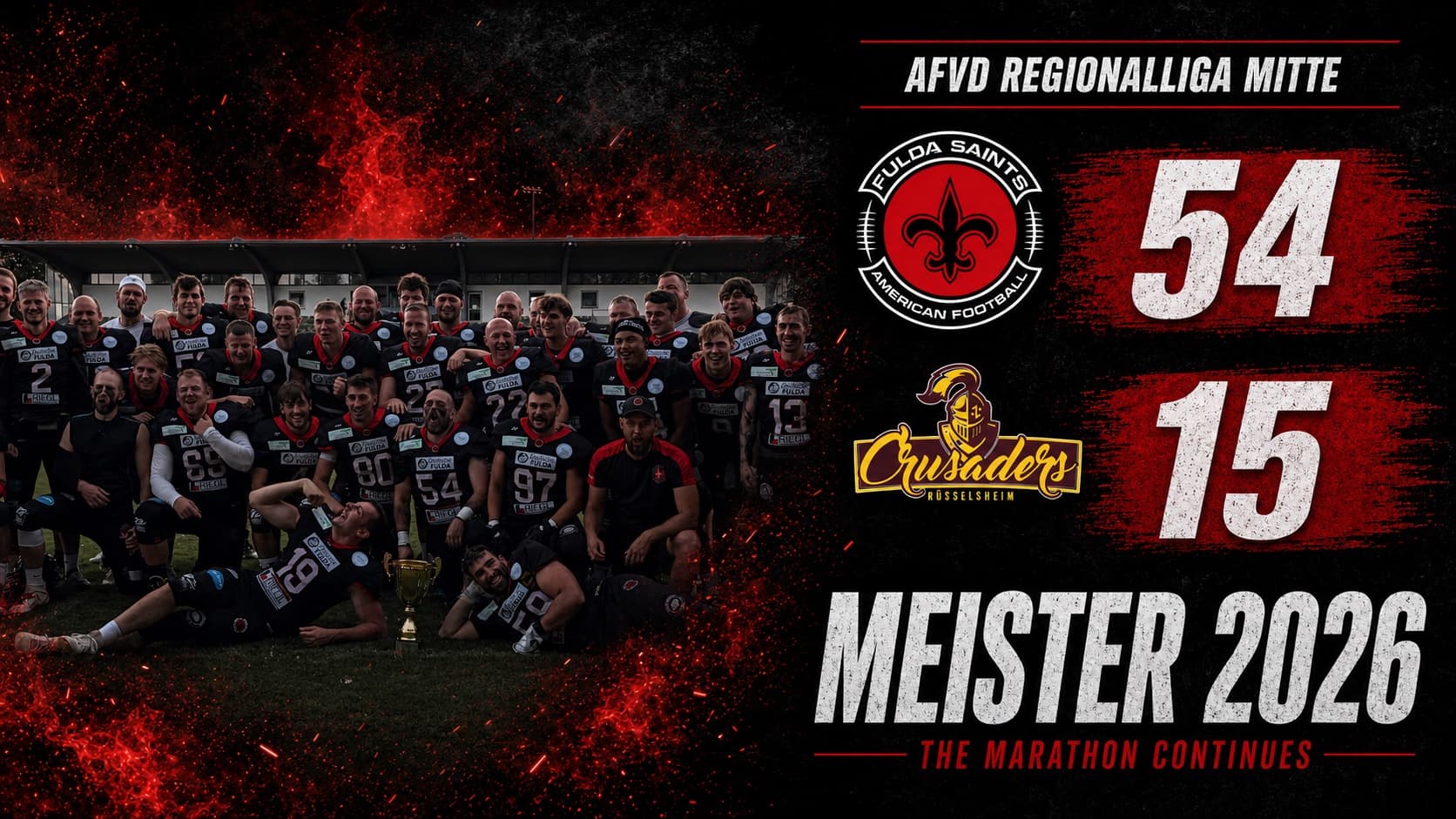 Die Mannschaft der Fulda Saints feiert nach dem 54:15 in Rüsselsheim mit dem Meisterpokal auf dem Spielfeld